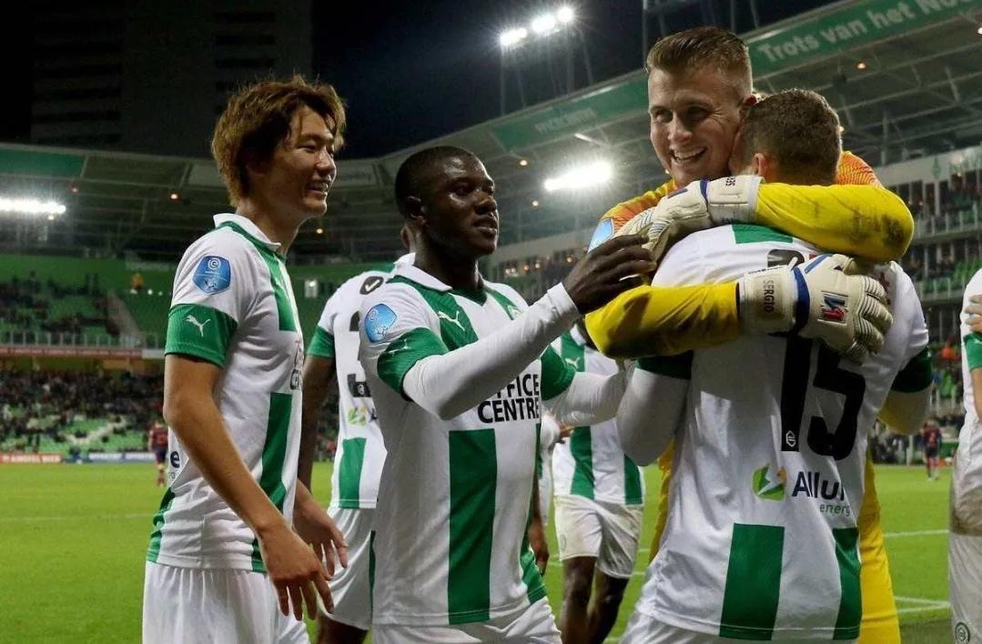 身体接触更 身体接触更